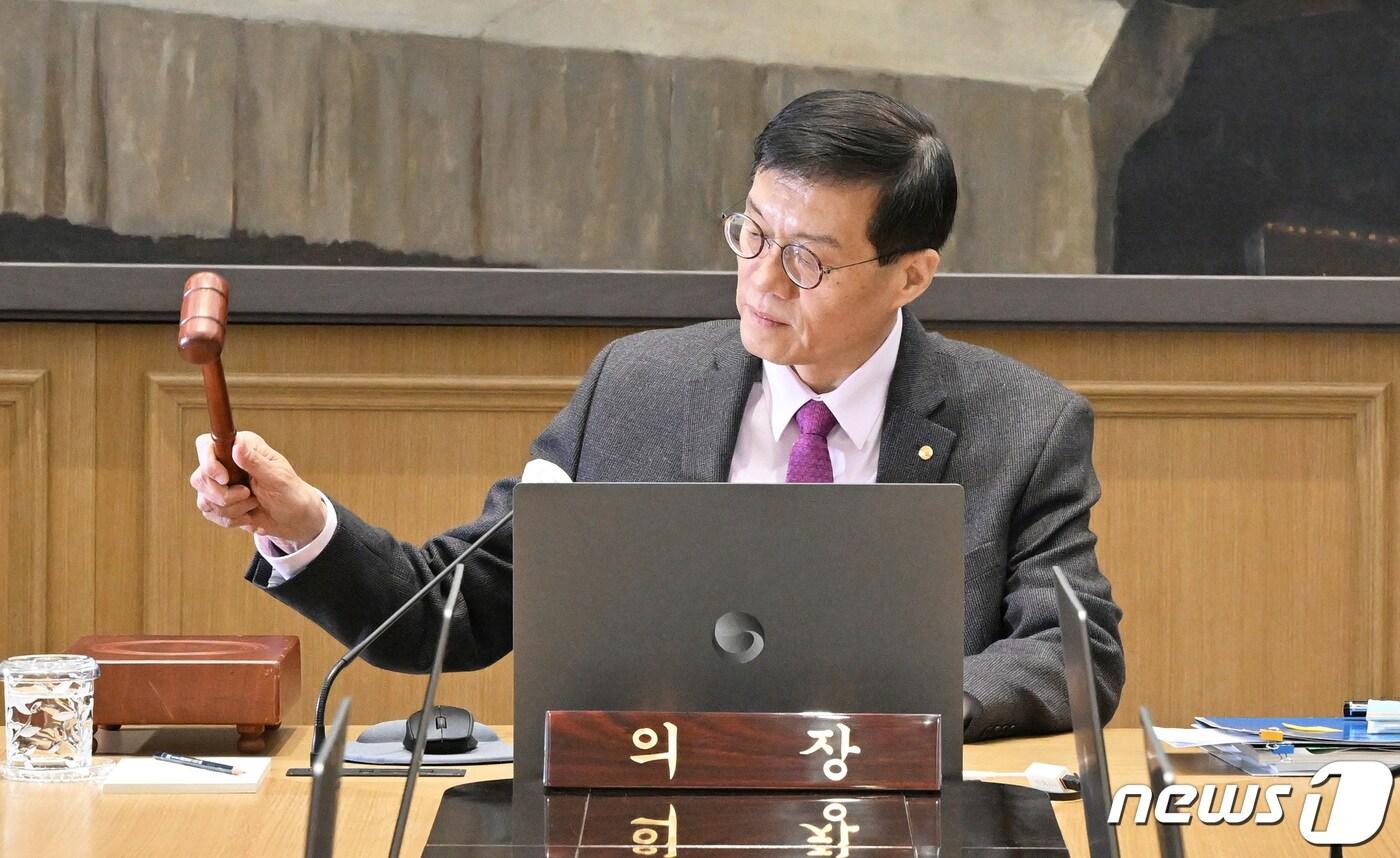 이창용 한국은행 총재가 22일 오전 서울 중구 한국은행에서 열린 금융통화위원회에서 의사봉을 두드리고 있다. /뉴스1