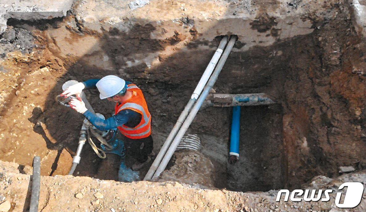 본문 이미지 - 지방상수도 현대화사업 공사 장면&#40;자료사진&#41; / 뉴스1