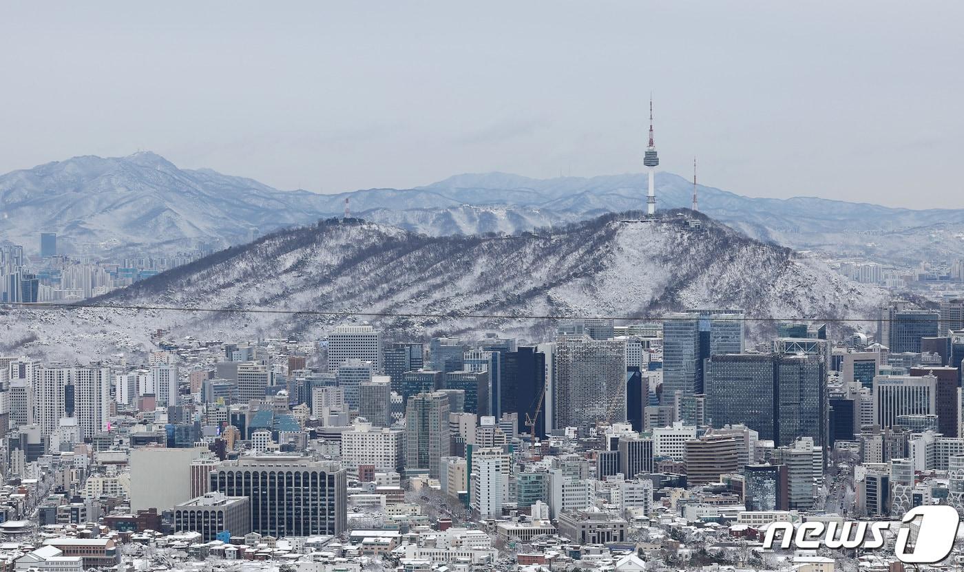본문 이미지 - 전날 밤 내린 폭설로 인해 22일 서울 남산일대가 눈으로 덮여 있다. 2024.2.22/뉴스1 ⓒ News1 김성진 기자