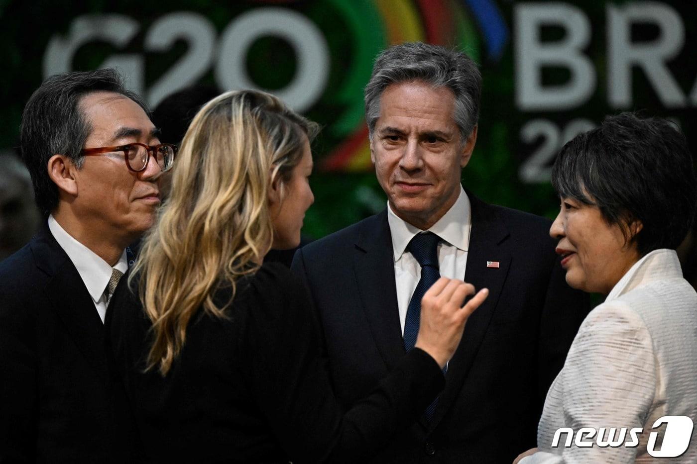 본문 이미지 - 조태열 외무 장관이 21일(현지시간) 브라질 리우데자네이루에서 열린 G20 외교장관회의 중 토니 블링컨 미국 국무장관, 가미카와 요코 일본 외무상, 멜라니 졸리 캐나다 외교장관과 만나고 있다. 2024. 2. 22 ⓒ AFP=뉴스1 ⓒ News1 우동명 기자