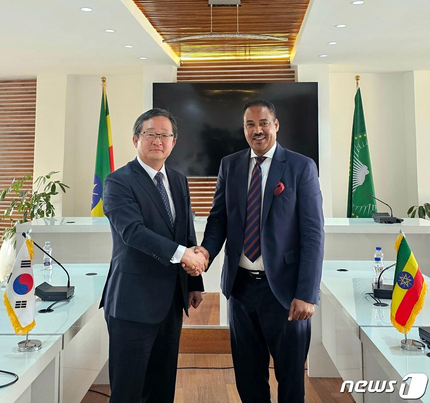 본문 이미지 - 정병원 외교부 차관보, 메스가누 아르가 모치 에티오피아 외교부 정무차관.&#40;외교부 제공&#41;