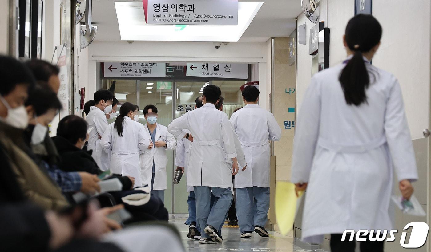 22일 서울 시내 한 대학병원에서 의료진이 발걸음을 옮기고 있다. 2024.2.22/뉴스1 ⓒ News1 김성진 기자