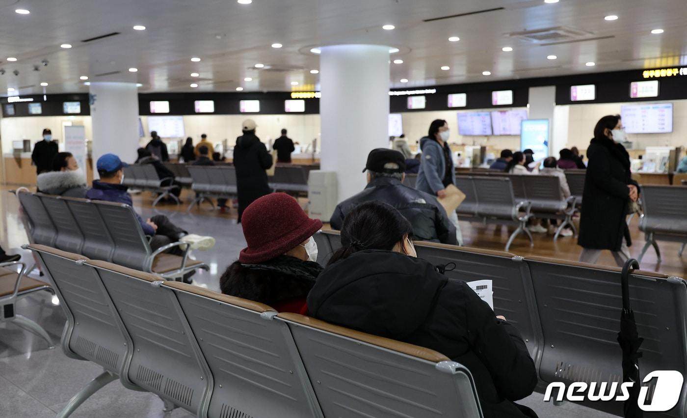 서울 시내 한 대학병원에서 환자들이 수납창구에서 대기하고 있다. &#40;사진은 기사 내용과 무관함&#41; / 뉴스1 ⓒ News1 김성진 기자