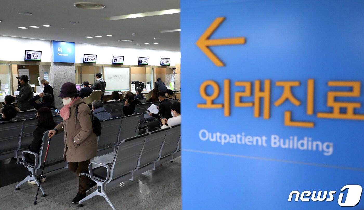 경남 양산시 양산부산대병원에서 방문객들이 외래진료를 접수하기 위해 대기하고 있다. 2024.2.22/뉴스1 ⓒ News1 윤일지 기자