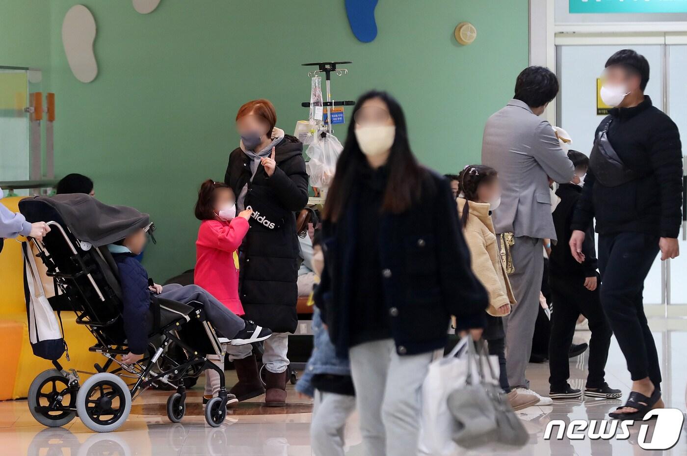 본문 이미지 - 정부의 의대 정원 확대에 반발하는 전공의들의 집단 사직과 진료거부로 인해 의료대란이 우려되고 있는 22일 경남 양산시 양산부산대병원 어린이병원에 환자와 보호자들이 대기하고 있다. 2024.2.22/뉴스1 ⓒ News1 윤일지 기자