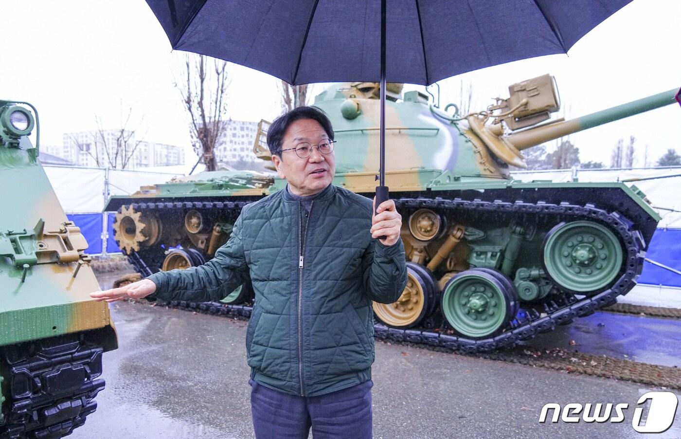 본문 이미지 - 강기정 광주시장이 21일 오후 서구 5‧18민주화운동교육관에서 열린 '제31회 정책소풍'에 참석해 5·18 당시 진압 작전에 동원된 탱크, 장갑차, 헬기 등 출동기종을 살펴보고 있다. (광주시 제공)2024.2.22/뉴스1 