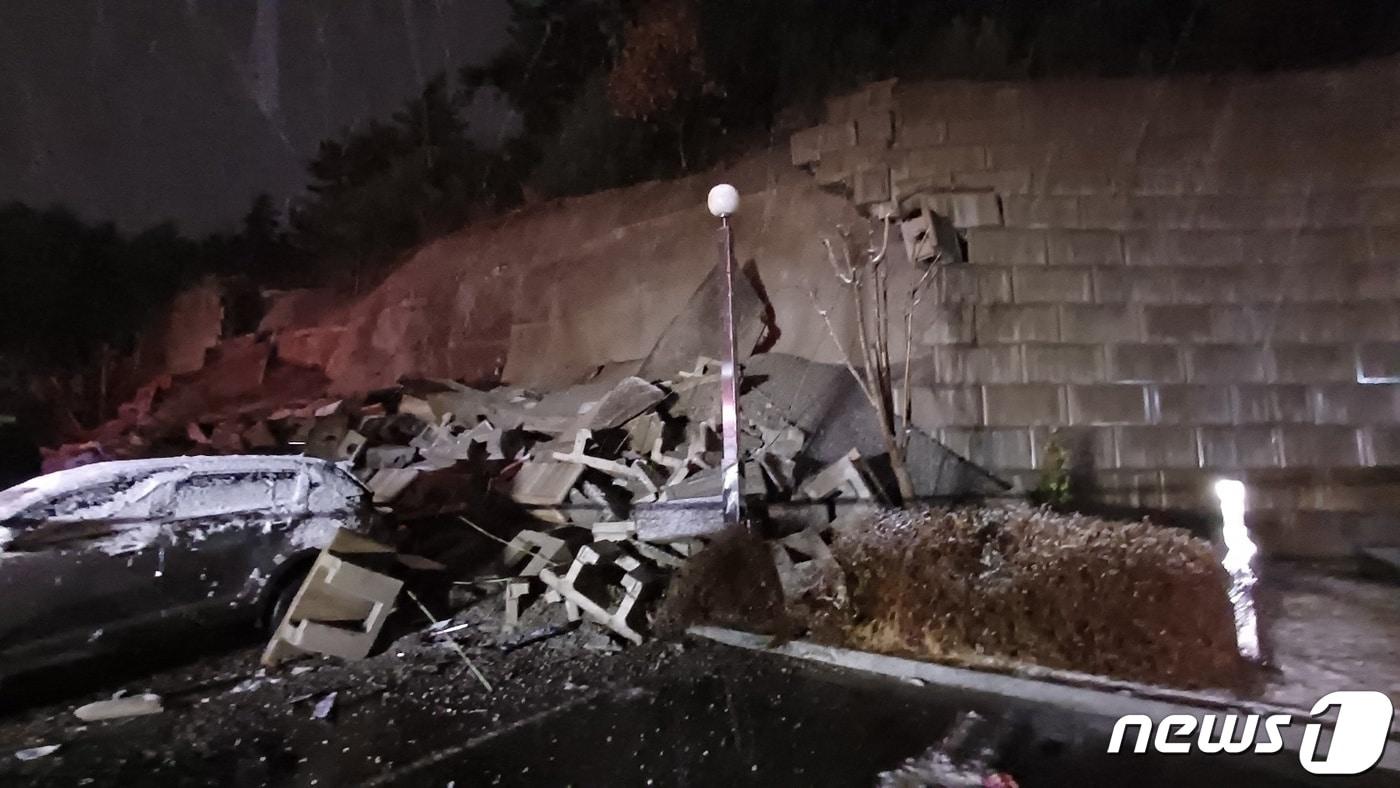 22일 오전 3시 20분께 충남 태안군 태안읍 한 아파트 단지 내 주차장 주변 옹벽이 무너져 차량 9대가 파손됐다. (태안소방 제공) 2024.2.22 /뉴스1 ⓒ News1 김기태 기자