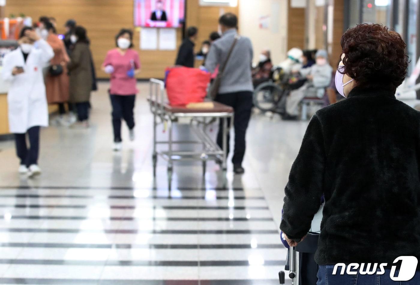 본문 이미지 - 대구경북보건복지단체연대회의는 22일 성명에서 "의대 증원을 거부하는 전공의 집단행동은 명분이 없다"고 지적했다. 전공의 집단 진료거부 사태가 사흘째 이어진 22일 대구 시내 한 대학병원에서 환자들이 진료를 기다리고 있다. 2024.2.22/뉴스1 ⓒ News1 공정식 기자