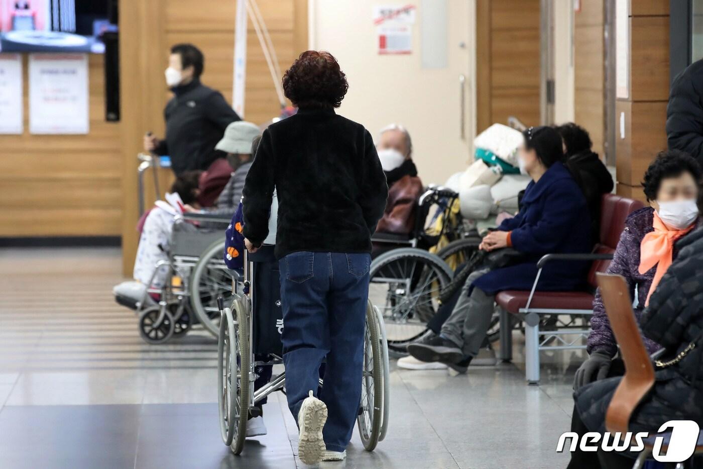 정부의 의대 증원 방침에 반대하는 전공의 집단 진료거부 사태가 사흘째 이어진 22일 대구 시내 한 대학병원에서 환자들이 진료를 기다리고 있다. (사진은 기사 내용과 무관함) 2024.2.22/뉴스1 ⓒ News1 공정식 기자