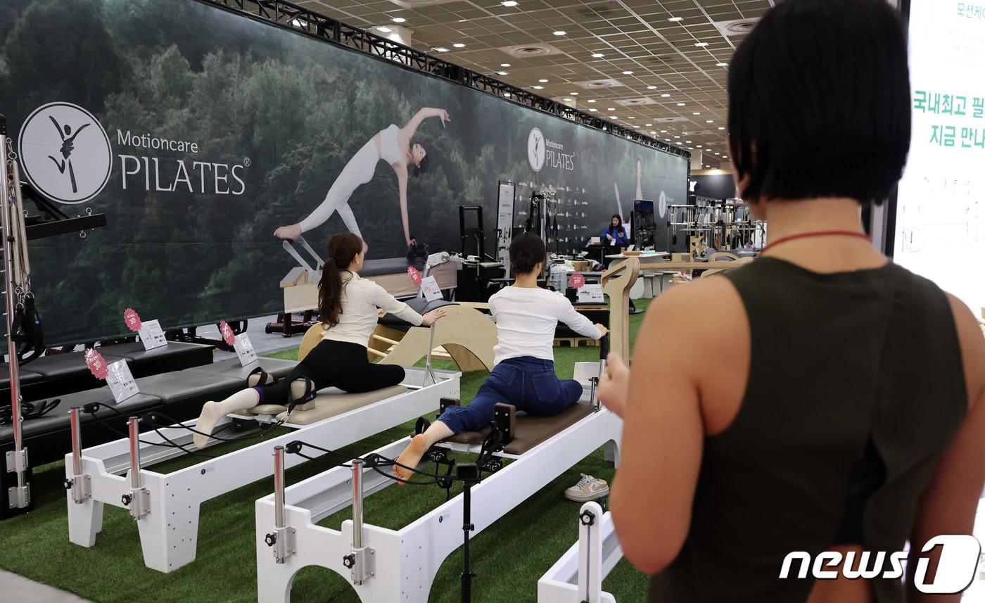 서울 강남구 코엑스에서 열린 2024 서울국제스포츠레저산업전에서 필라테스 강사들이 직접 시연하고 있다. 2024.2.22/뉴스1 ⓒ News1 김진환 기자