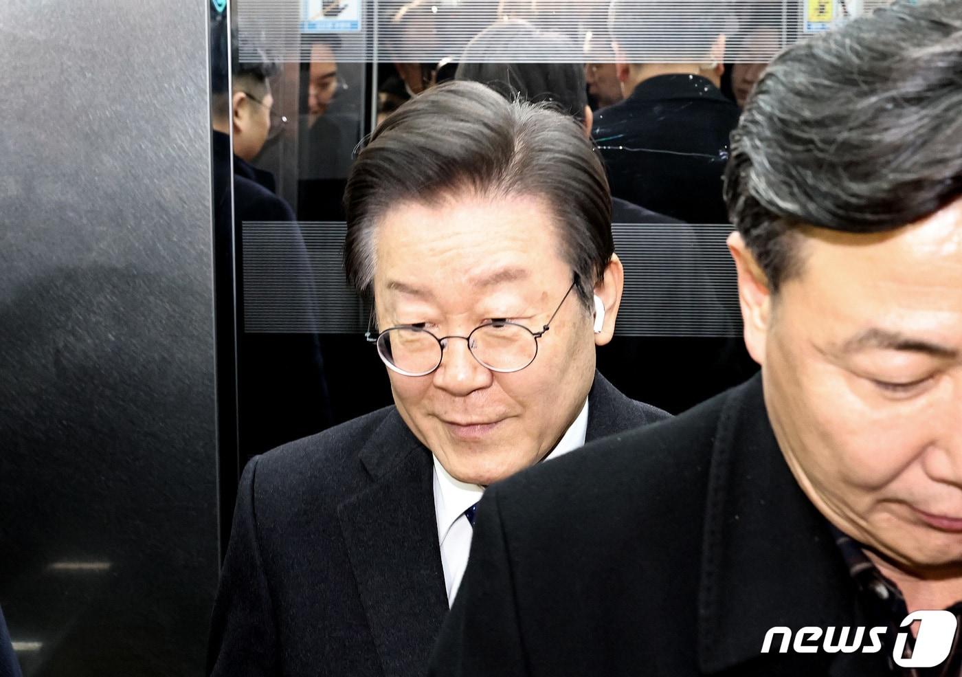 본문 이미지 - 이재명 더불어민주당 대표가 22일 오후 서울 여의도 국회에서 대정부질문에 참석하기 위해 본회의장으로 향하고 있다. 2024.2.22/뉴스1 ⓒ News1 구윤성 기자