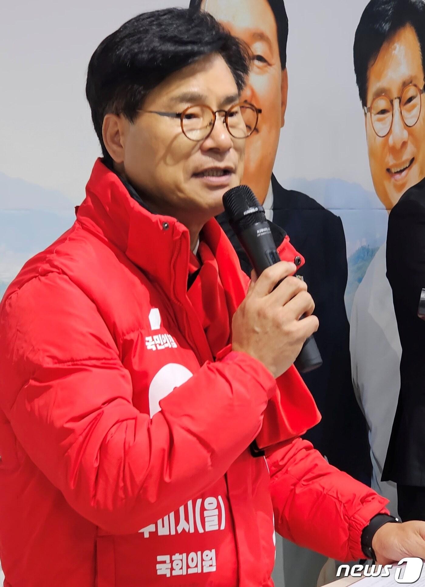 본문 이미지 - 김영식 의원이 22일 열린 22대 총선 경북 구미시을 예비후보 선거사무소 개소식에서 공약을 발표하고 있다. 2024.2.22/뉴스1 ⓒ News1 정우용 기자