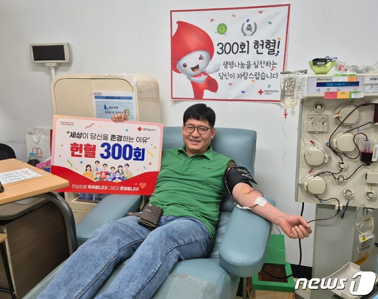본문 이미지 -  최재근 정읍경찰서 경위가 헌혈 300회를 달성해 헌혈 최고명예대장을 수상했다.(정읍헌혈사랑모임 제공)2024.2.22/뉴스1