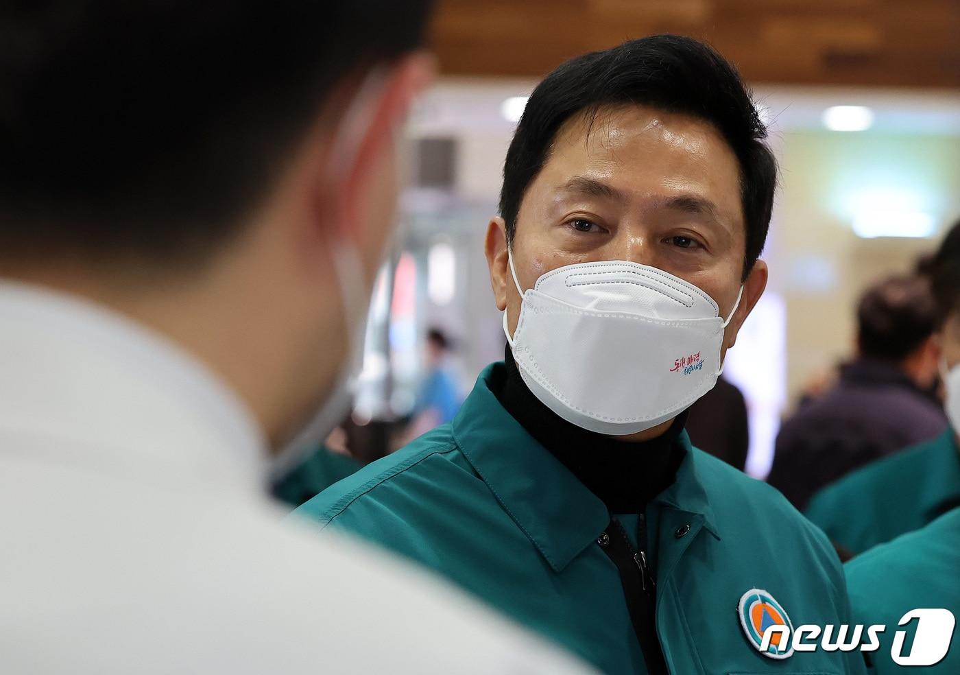 본문 이미지 - 오세훈 서울시장이 지난달 22일 서울 동작구 보라매병원을 방문해 이재협 병원장으로부터 전공의 파업 관련 공백 대비 비상진료 계획을 보고 받고 있다. 2024.2.22/뉴스1 ⓒ News1 김성진 기자