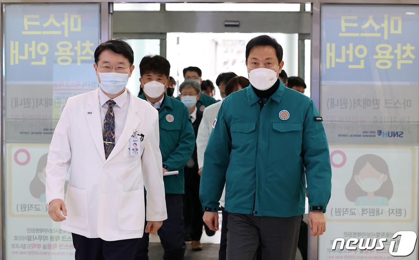 본문 이미지 - 오세훈 서울시장이 22일 서울 동작구 보라매병원을 방문해 이재협 병원장의 안내를 받으며 이동하고 있다. 2024.2.22/뉴스1 ⓒ News1 김성진 기자