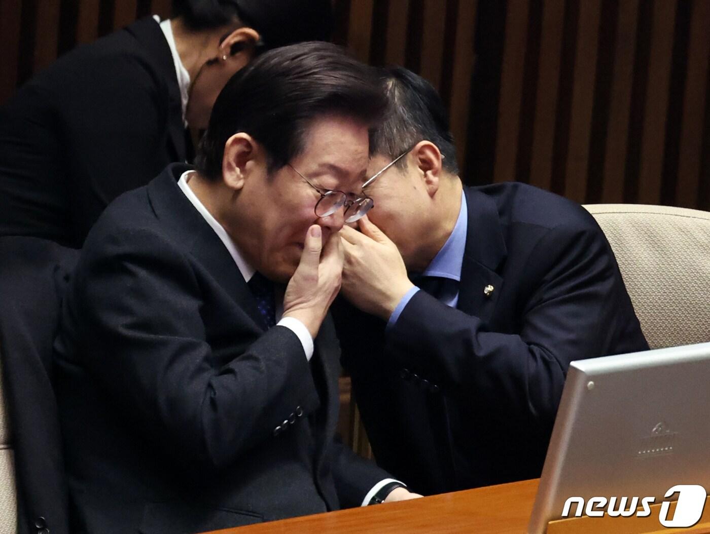 본문 이미지 - 더불어민주당 이재명 대표와 박성준 의원이 22일 오후 서울 여의도 국회에서 열린 제413국회(임시회) 제4차 본회의에서 대화 나누고 있다. 2024.2.22/뉴스1 ⓒ News1 구윤성 기자