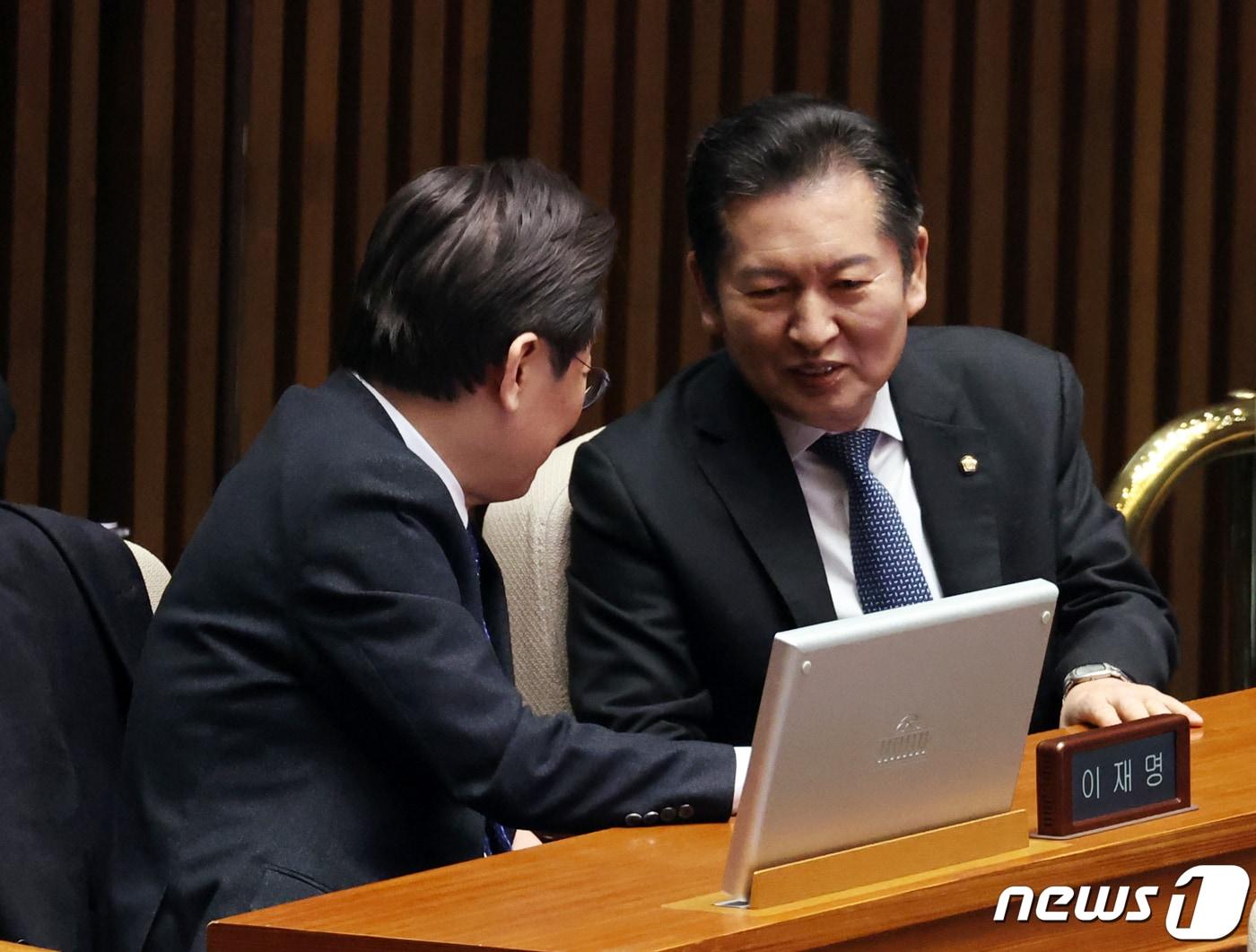 본문 이미지 - 더불어민주당 이재명 대표와 정청래 의원이 22일 오후 서울 여의도 국회에서 열린 제413국회(임시회) 제4차 본회의에서 대화 나누고 있다. 2024.2.22/뉴스1 ⓒ News1 구윤성 기자