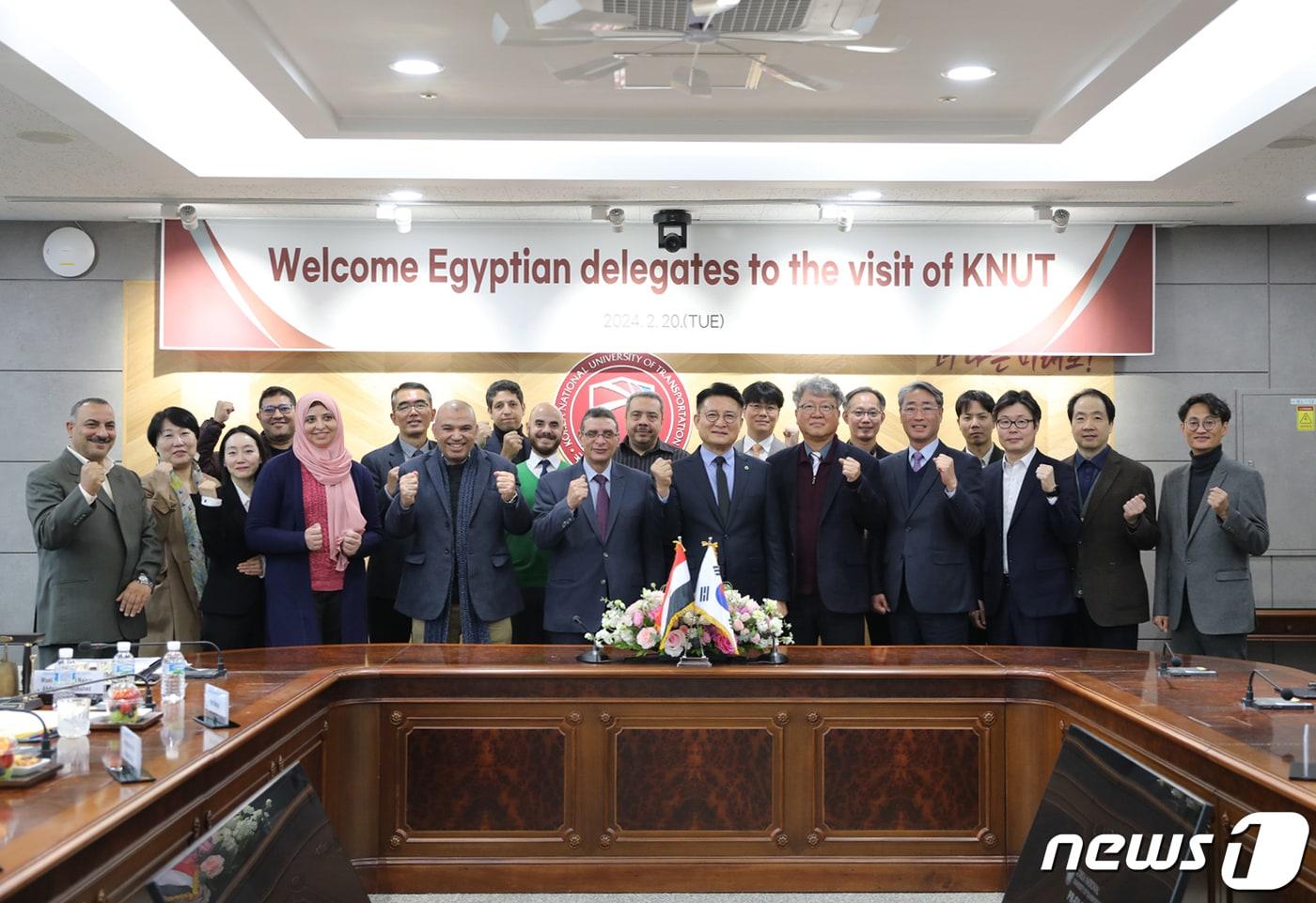 22일 한국교통대학교가 이집트 내 교통 특성화 대학 설립을 지원한다고 밝혔다. 사진은 이집트 방문단과 함께 기념사진을 촬영하고 있는 교통대 관계자.(교통대 제공)2024.2.22/뉴스1 