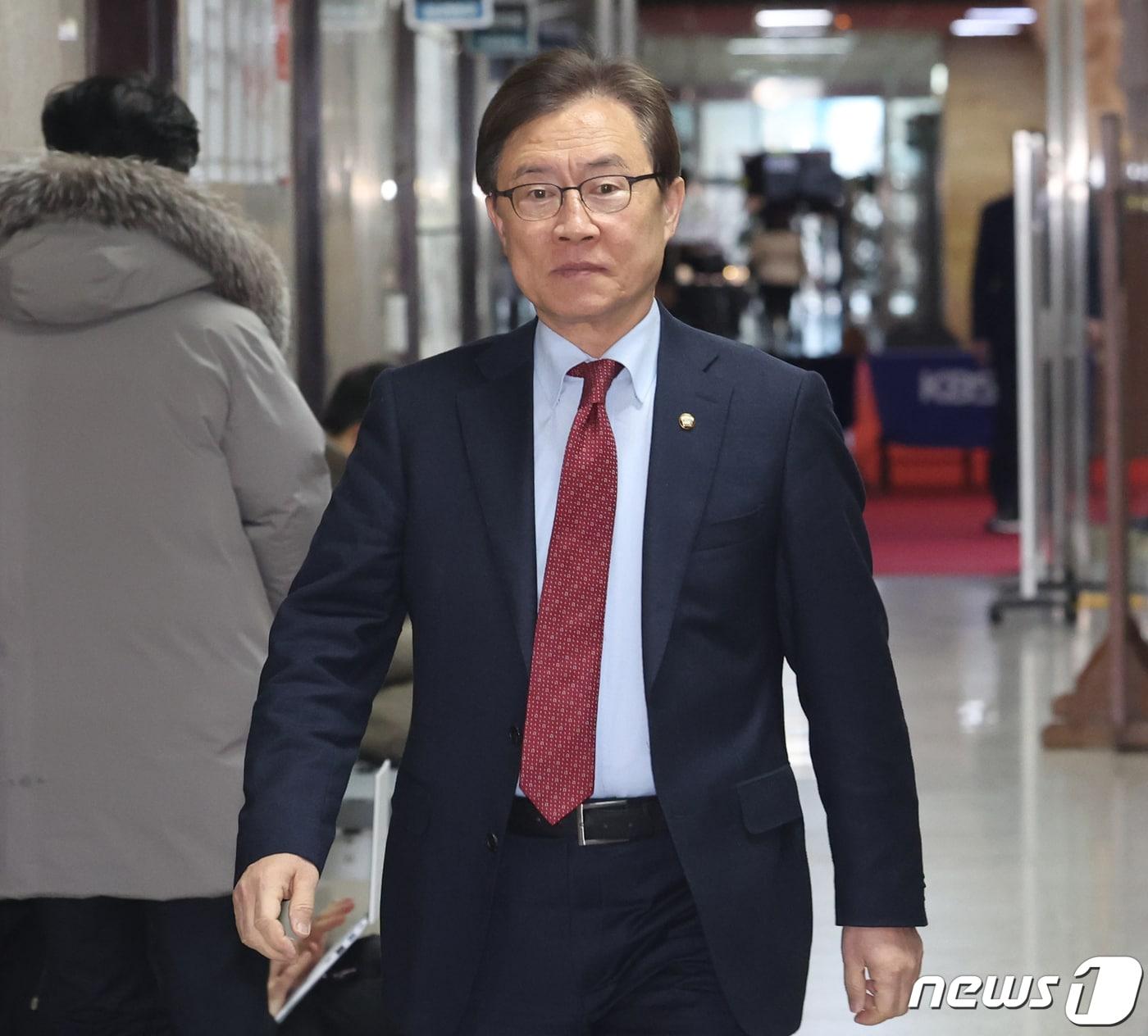 본문 이미지 - 최재형 국민의힘 의원이 23일 서울 여의도 국회에서 열릴 정개특위 선거구 획정 관련 회의에 참석하고 있다. 2024.2.23/뉴스1 ⓒ News1 송원영 기자