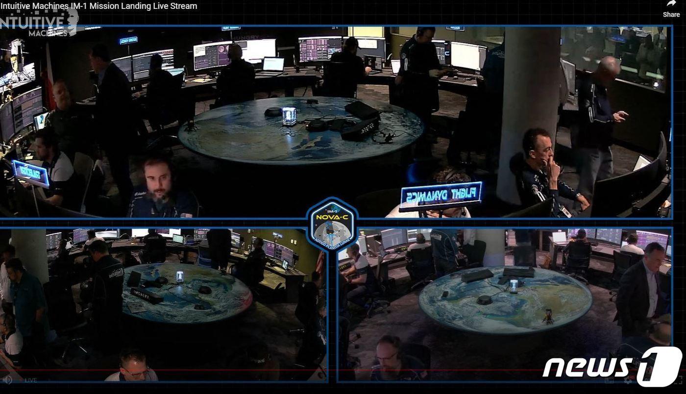 미국 항공우주기업 인튜이티브 머신스가 제작한 무인 달 착륙선 '오디세우스'(Odysseus)가 한국시간으로 23일 오전 8시23분쯤 달 표면에 착륙했다. 사진은 미 캘리포니아주 남부 토런스에서 오디세우스의 상태를 살펴보는 엔지니어들. 미 항공우주국(NASA) 제공. 2024.2.22 ⓒ AFP=뉴스1 ⓒ News1 강민경 기자