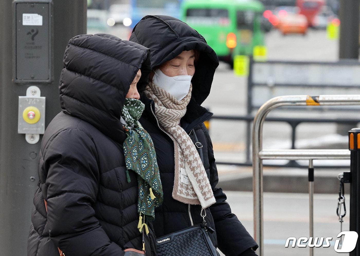 눈과 비가 그치고 쌀쌀한 아침기온을 보인 23일 오전 서울 종로구 광화문 네거리에서 두터운 옷을 입은 시민이 발걸음을 재촉하고 있다. 2024.2.23/뉴스1 ⓒ News1 장수영 기자