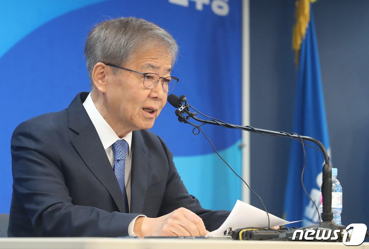 본문 이미지 - 임혁백 더불어민주당 중앙당공직선거후보자추천관리위원장이 23일 오전 서울 여의도 민주당 중앙당사에서 기자회견을 갖고 공천 심사 결과를 발표하고 있다. 2024.2.23/뉴스1 ⓒ News1 임세영 기자