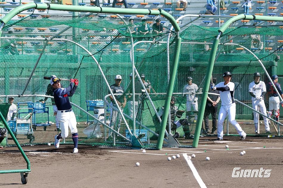 본문 이미지 - 롯데 자이언츠가 22일 지바 롯데 마린스 1군과 합동 훈련을 진행했다. (롯데 자이언츠 제공)