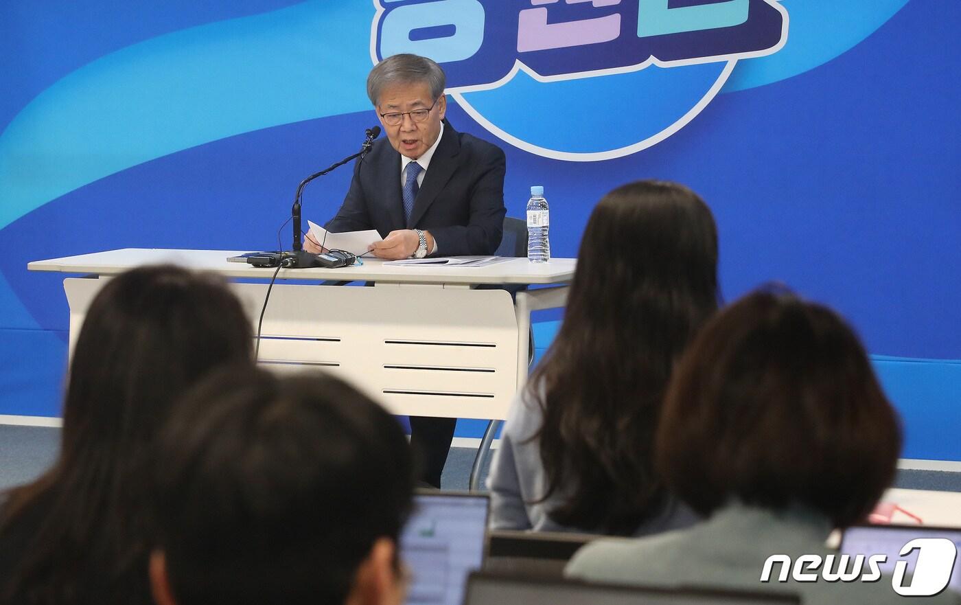 임혁백 더불어민주당 중앙당공직선거후보자추천관리위원장이 23일 오전 서울 여의도 민주당 중앙당사에서 기자회견을 갖고 공천 심사 결과를 발표하고 있다. 2024.2.23/뉴스1 ⓒ News1 임세영 기자