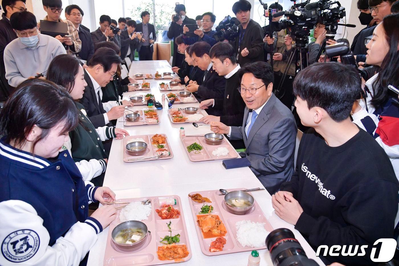본문 이미지 - 강기정 광주시장이 지난해 전남대학교를 찾아 학생들과 '천원의 아침밥'을 함께 먹으며 대화를 나누고 있다(광주시 제공) 2024.02.23/뉴스1
