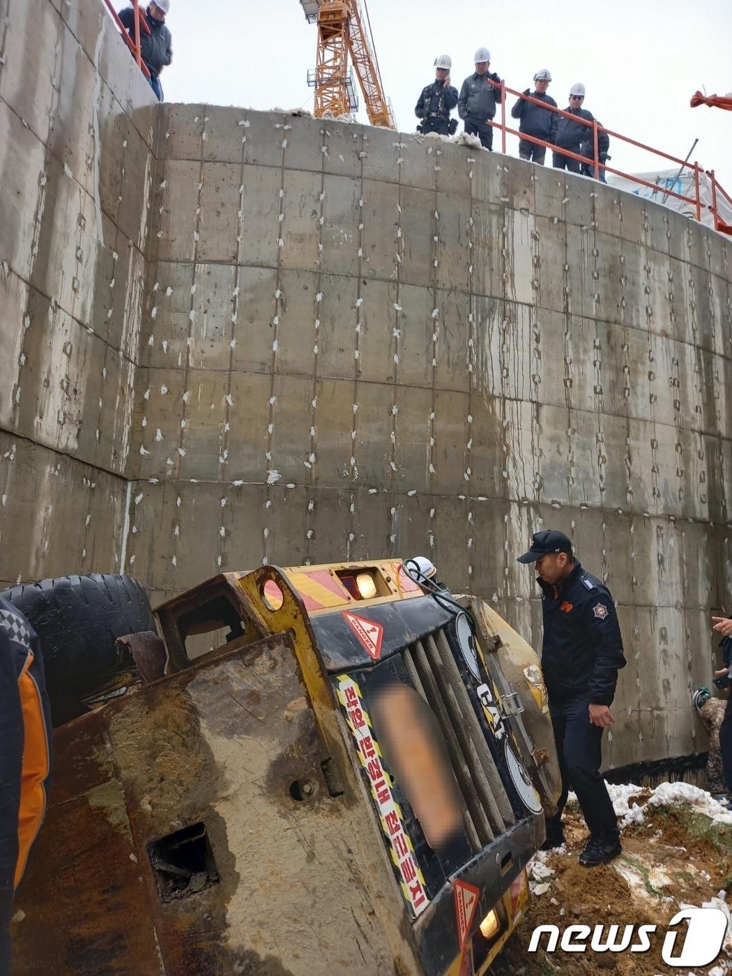 본문 이미지 - 2024년 2월 23일 낮 12시12분께 인천 중구 운서동 아파트 신축공사 현장에서 A 씨(48)가 몰던 스키로더가 6m 옹벽 아래로 떨어져 A씨가 숨졌다.(인천소방본부 제공)/뉴스1 ⓒ News1 이시명 기자