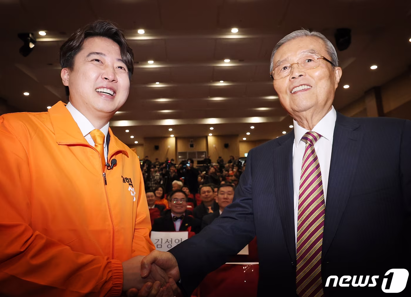 본문 이미지 - 이준석 개혁신당 대표가 20일 오후 서울 여의도 국회의사당 의원회관에서 열린 개혁신당 창당대회에서 김종인 전 국민의힘 비상대책위원장과 손을 잡고 있다. 2024.1.20/뉴스1 ⓒ News1 송원영 기자