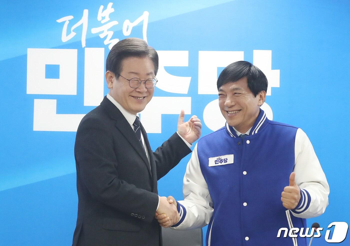 본문 이미지 - 이성윤 법무연수원 연구위원이 민주당 중앙당사에서 열린 인재영입 환영식에서 이재명 대표와 기념촬영을 하고 있다. 2024.2.23/뉴스1 ⓒ News1 임세영 기자