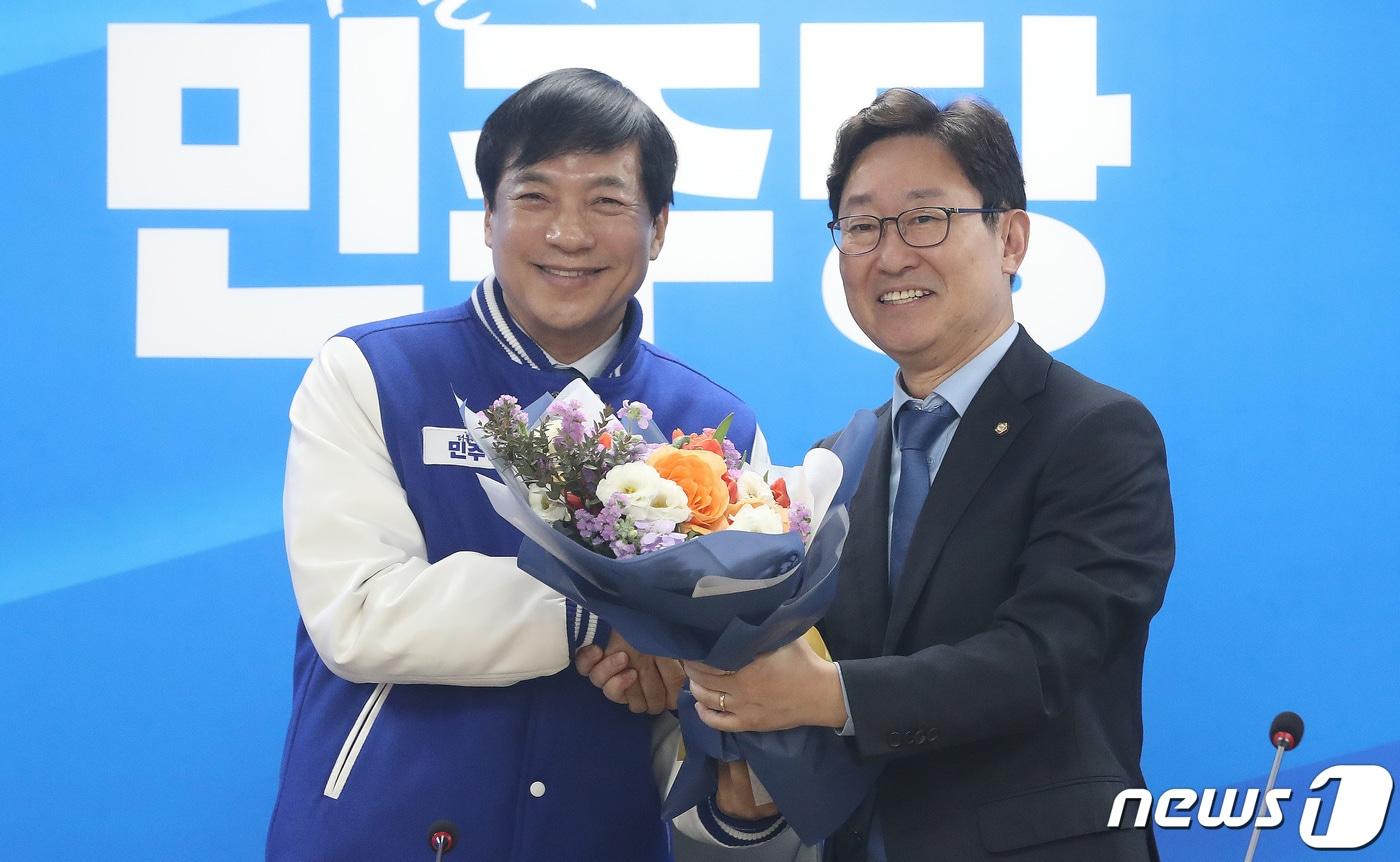 본문 이미지 - 2024년 3월 23일 박범계 더불어민주당 의원이  서울 여의도 민주당 중앙당사에서 열린 26, 27차 인재 영입 환영식에서 이성윤 前 서울중앙지검장에게 꽃다발을 전하고 있는 모습. 2024.2.23 ⓒ 뉴스1 임세영 기자