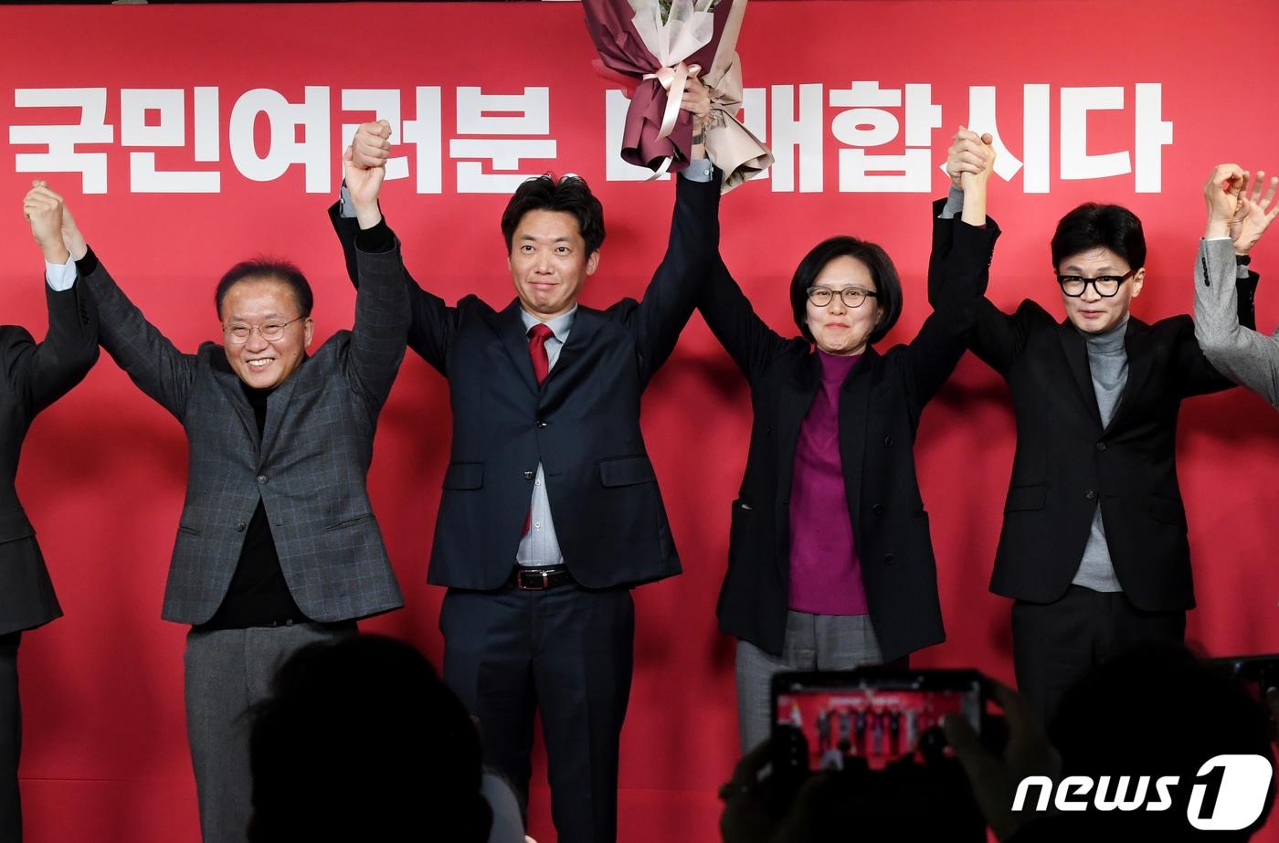 한동훈 국민의힘 비상대책위원장과 조혜정 국민의미래 당대표가 23일 오전 서울 여의도 국민의힘 중앙당사에서 열린 국민의미래 중앙당 창당대회에서 기념촬영을 하고 있다. (공동취재) 2024.2.23/뉴스1 ⓒ News1 송원영 기자