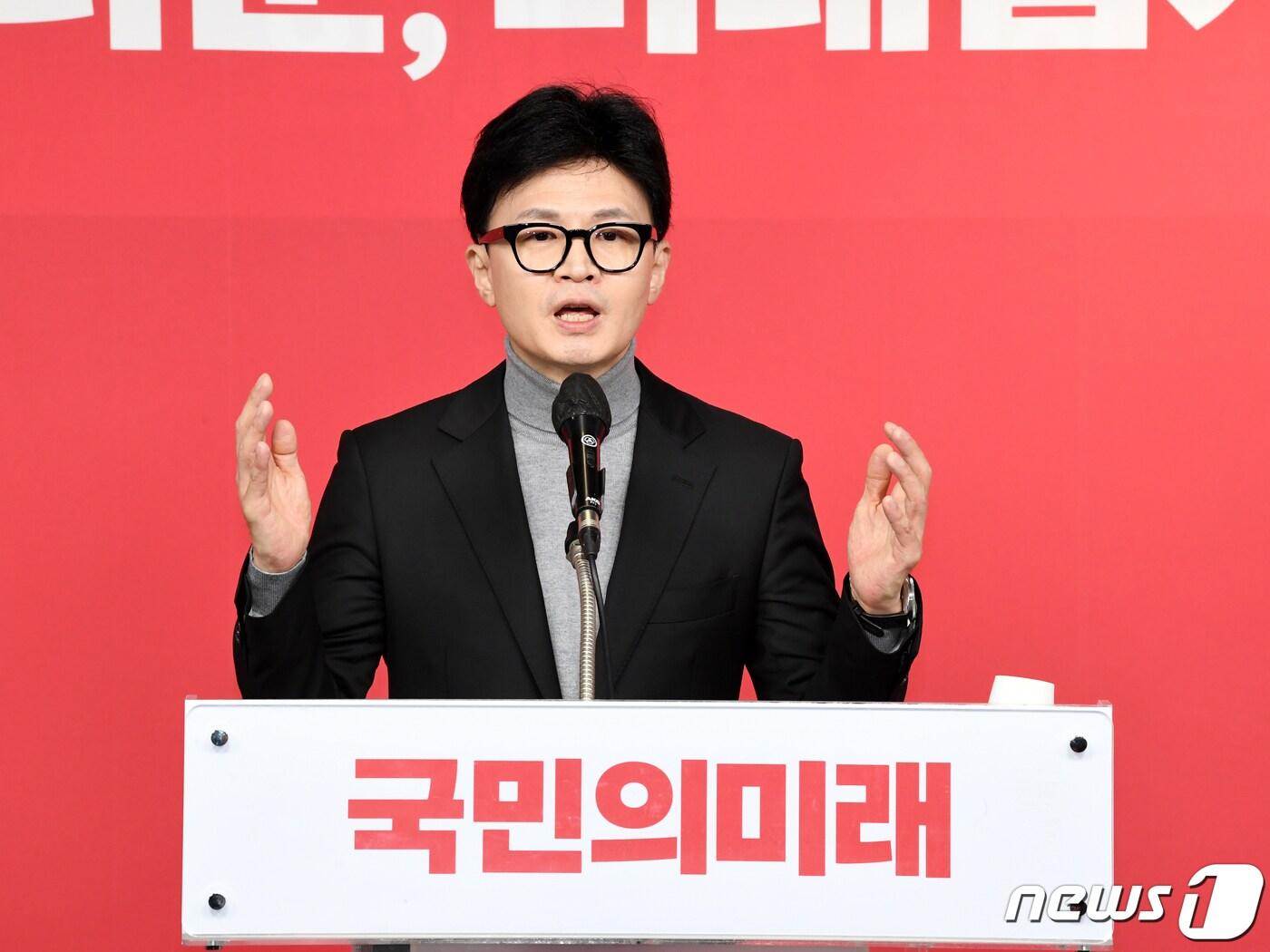 본문 이미지 - 한동훈 국민의힘 비상대책위원장이 23일 오전 서울 여의도 국민의힘 중앙당사에서 열린 국민의미래 중앙당 창당대회에 참석해 축사를 하고 있다. (공동취재) 2024.2.23/뉴스1 ⓒ News1 송원영 기자