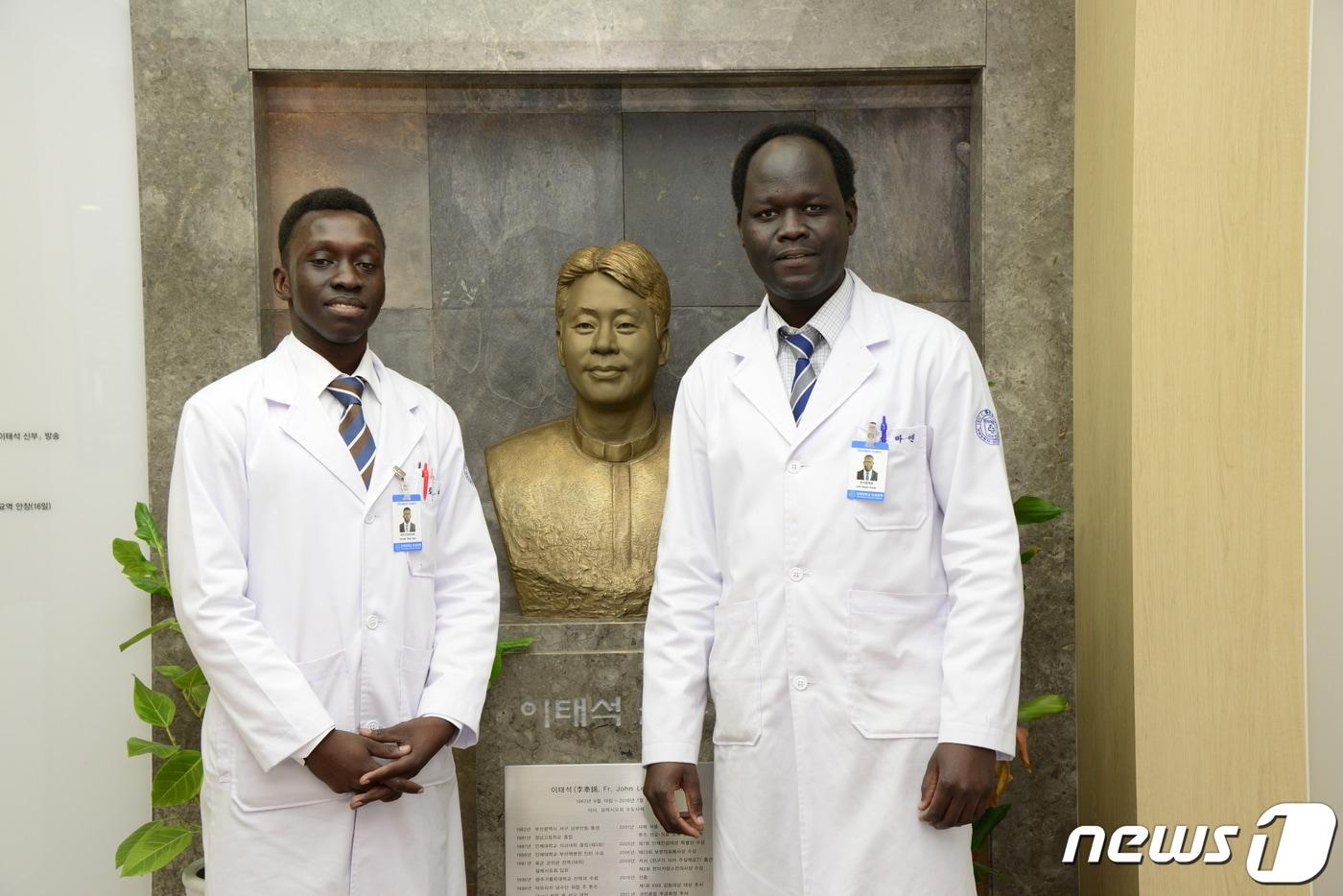 왼쪽부터 고 이태석 신부의 제자 토머스 타반 아콧, 존 마옌 루벤 전문의. &#40;인제대 백병원 제공&#41;