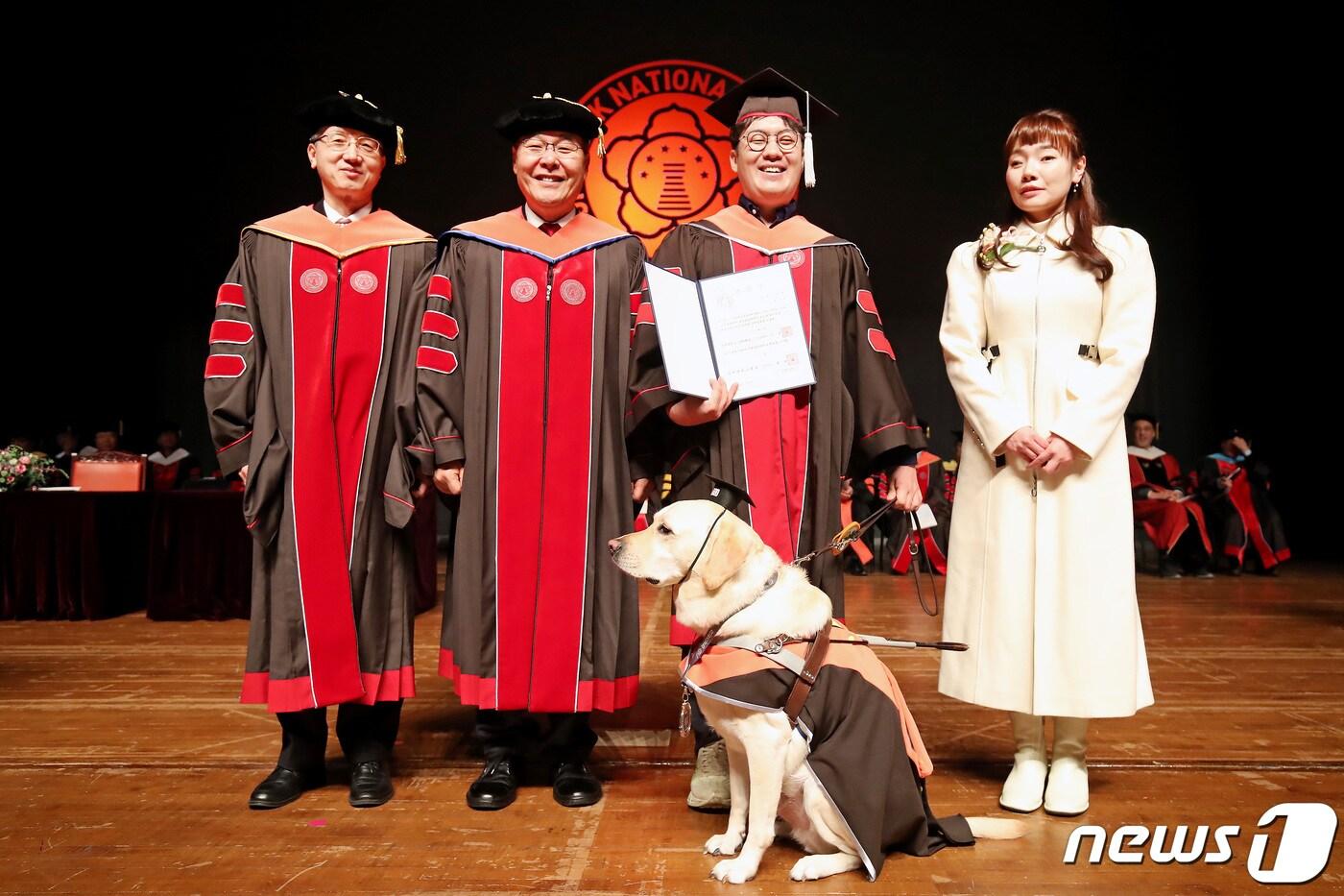 23일 오전 대구 북구 경북대학교에서 열린 2024년 2월 학위수여식에서 문헌정보학 석사 김경훈 씨와 안내견 래브라도 리트리버 &#39;탱고&#39;가 학위기와 명예졸업증을 받은 뒤 기념촬영을 하고 있다. 왼쪽부터 서창교 경북대 대학원장&#40;교학부총장&#41;, 홍원화 경북대 총장, 첫 여성 시각장애인 국회의원인 김예지 의원, 김경훈 씨, 안내견 탱고. 2024.2.23/뉴스1 ⓒ News1 공정식 기자