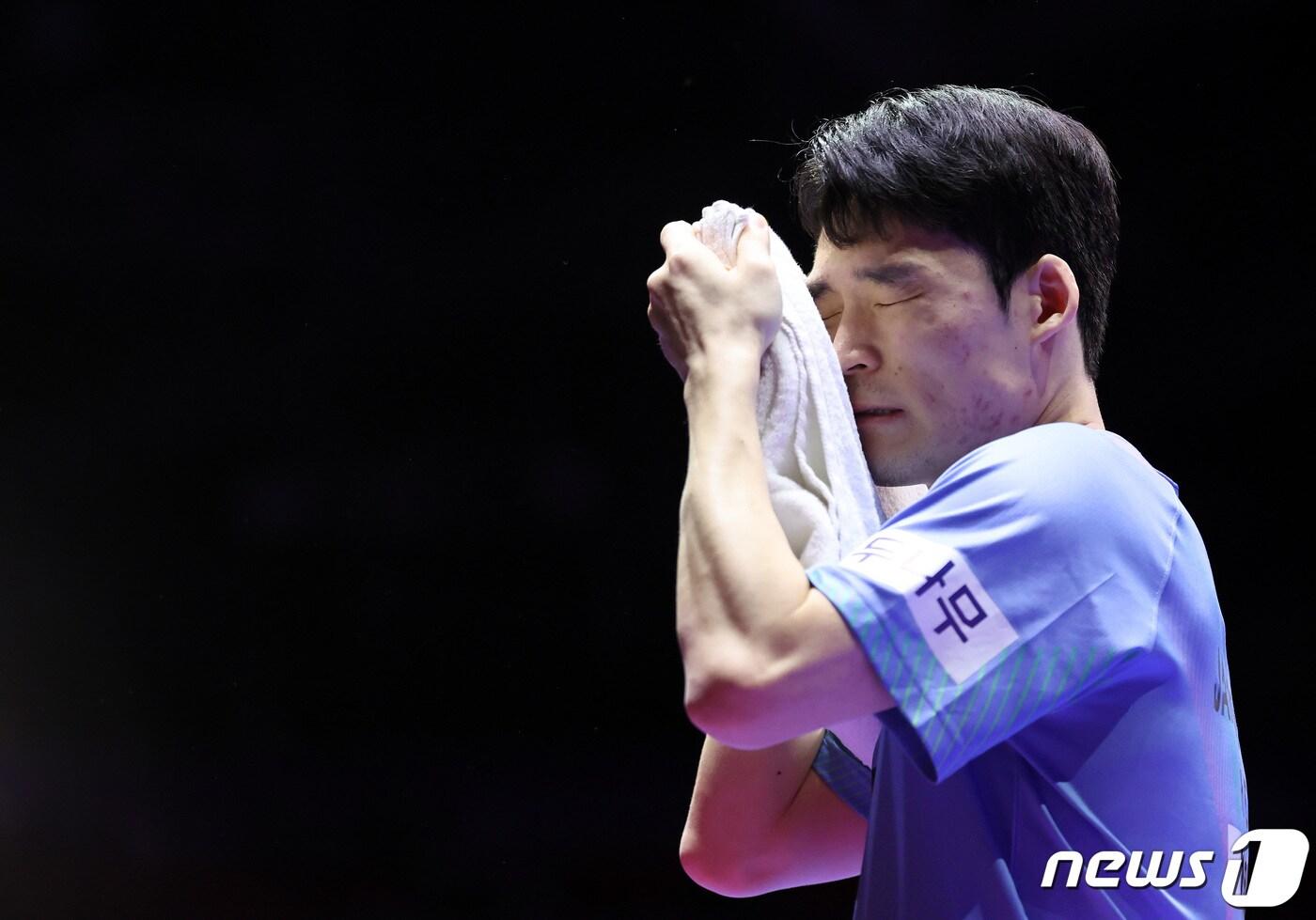 장우진이 23일 부산 해운대구 벡스코에서 열린 'BNK부산은행 2024 부산세계탁구선수권대회' 남자단체전 8강 대한민국과 덴마크의 경기에서 실점한 뒤 아쉬워하고 있다.. 2024.2.23/뉴스1 ⓒ News1 이동해 기자