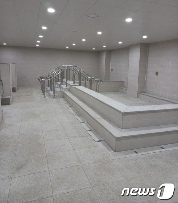 본문 이미지 - 영동부용 고령자복지주택 공동목욕탕 내부 모습. /뉴스1 