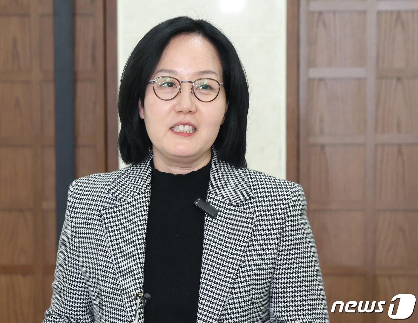 본문 이미지 - 김현아 전 미래통합당(현 국민의힘) 의원이 23일 서울 여의도 국회 소통관에서 국민의힘 경기 고양정 단수공천 재검토 관련 기자회견을 하고 있다. 김 전 의원은 고양정 당협위원장 시절인 지난해 1월 무렵 같은 당 시의원·당원들로부터 운영회비 명목의 3천200만 원과 선거 사무실 인테리어 비용 1천만 원 등 총 4천200만 원을 입금받은 혐의로 피소됐다. 2024.2.23/뉴스1 ⓒ News1 송원영 기자
