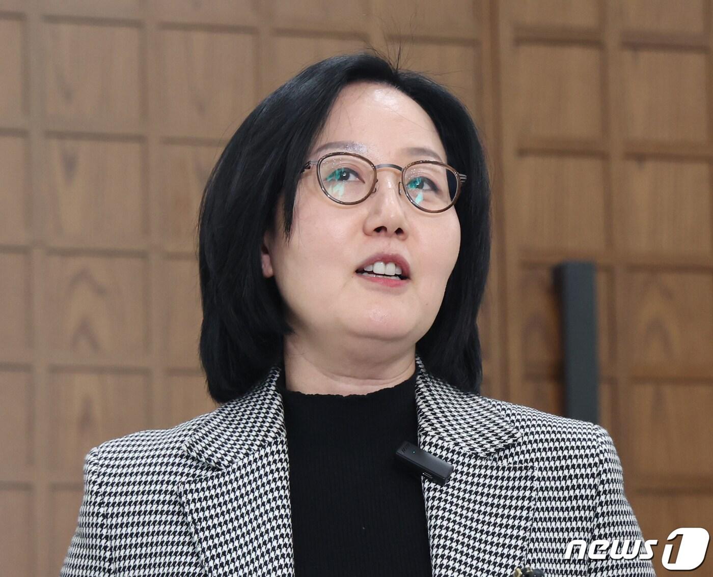 본문 이미지 - 김현아 전 미래통합당(현 국민의힘) 의원이 23일 서울 여의도 국회 소통관에서 국민의힘 경기 고양정 단수공천 재검토 관련 기자회견을 하고 있다. 김 전 의원은 고양정 당협위원장 시절인 지난해 1월 무렵 같은 당 시의원·당원들로부터 운영회비 명목의 3천200만 원과 선거 사무실 인테리어 비용 1천만 원 등 총 4천200만 원을 입금받은 혐의로 피소됐다. 2024.2.23/뉴스1 ⓒ News1 송원영 기자