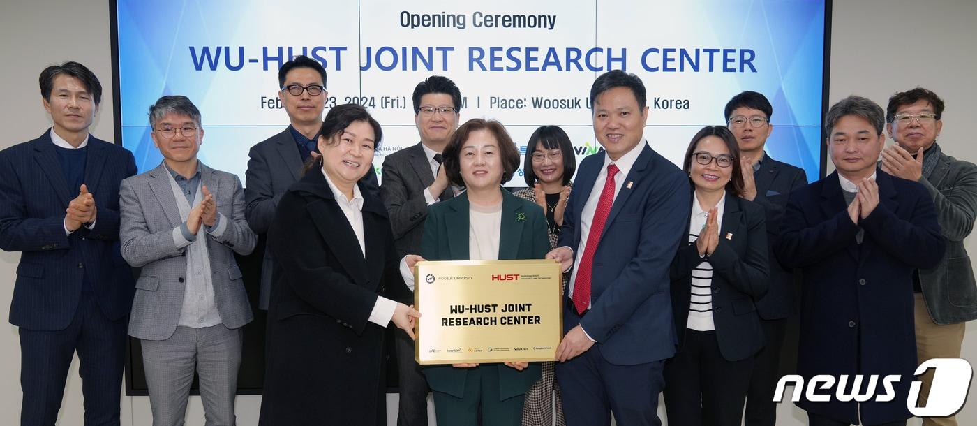 본문 이미지 - 23일 개최된  ECO융합섬유연구원의 ‘국제 R&D 공동연구센터’ 현판식 모습. 센터는 우석대 공학관에 마련됐다.( ECO융합섬유연구원 제공)/뉴스1