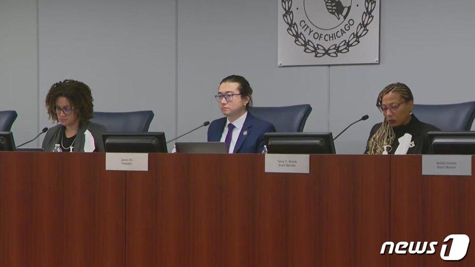 본문 이미지 - 1991년부터 시행돼온 시카고 공립학교 내 학교 전담 경찰관 제도가 폐지된다. 시카고 교육위원회는 22일&#40;현지시간&#41; 이를 만장일치로 승인했다. 시카고 교육위원회의 이날 투표 장면.&#40;CBS시카고 영상 갈무리&#41;.