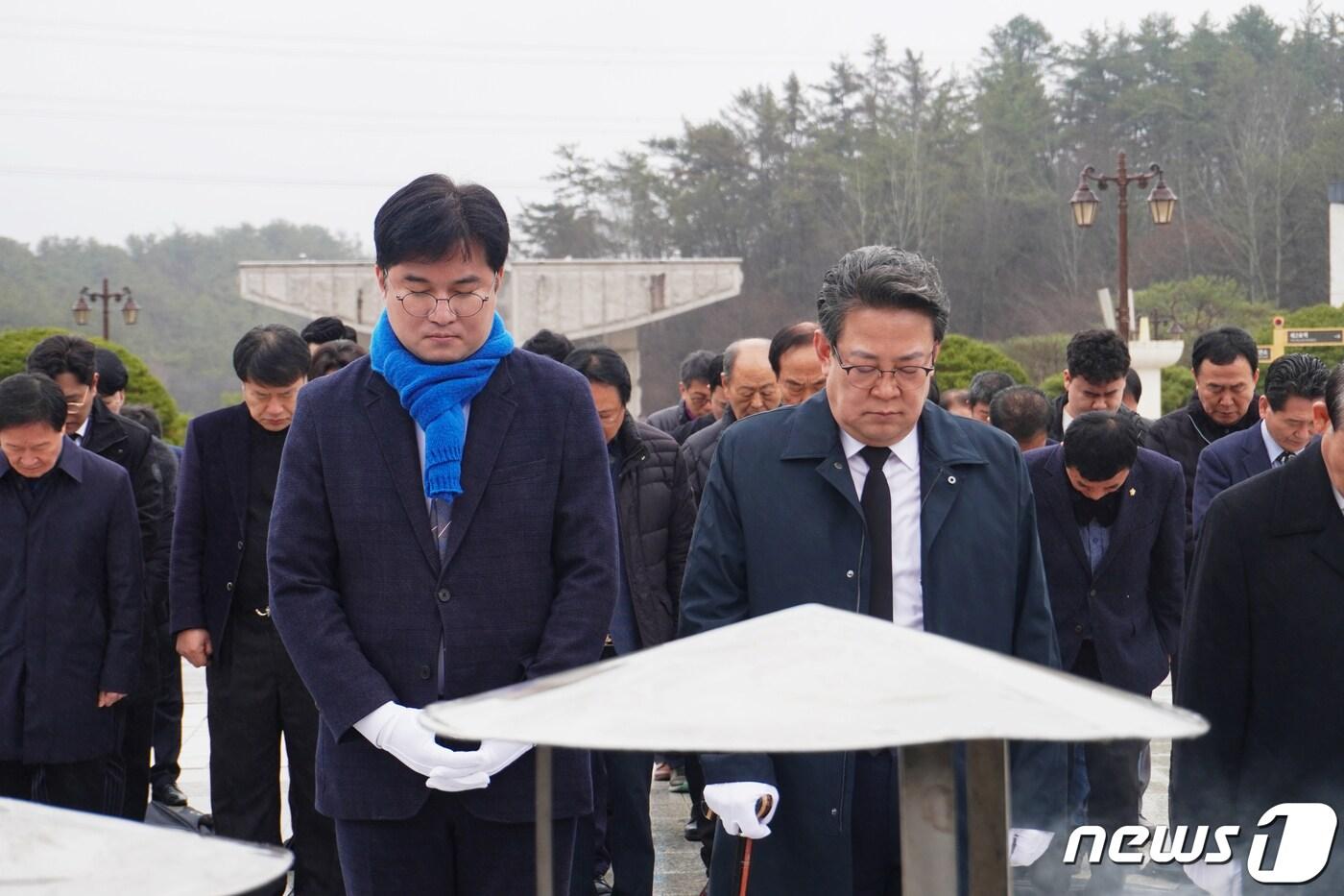 더불어민주당 광주 북구갑 국회의원 경선을 통과한 정준호 예비후보(왼쪽)가 지난달 22일 문상필 상임선대위원장 등과 국립5·18민주묘지를 찾아 참배하고 있다.(정준호 예비후보 제공)2024.2.23/뉴스1 