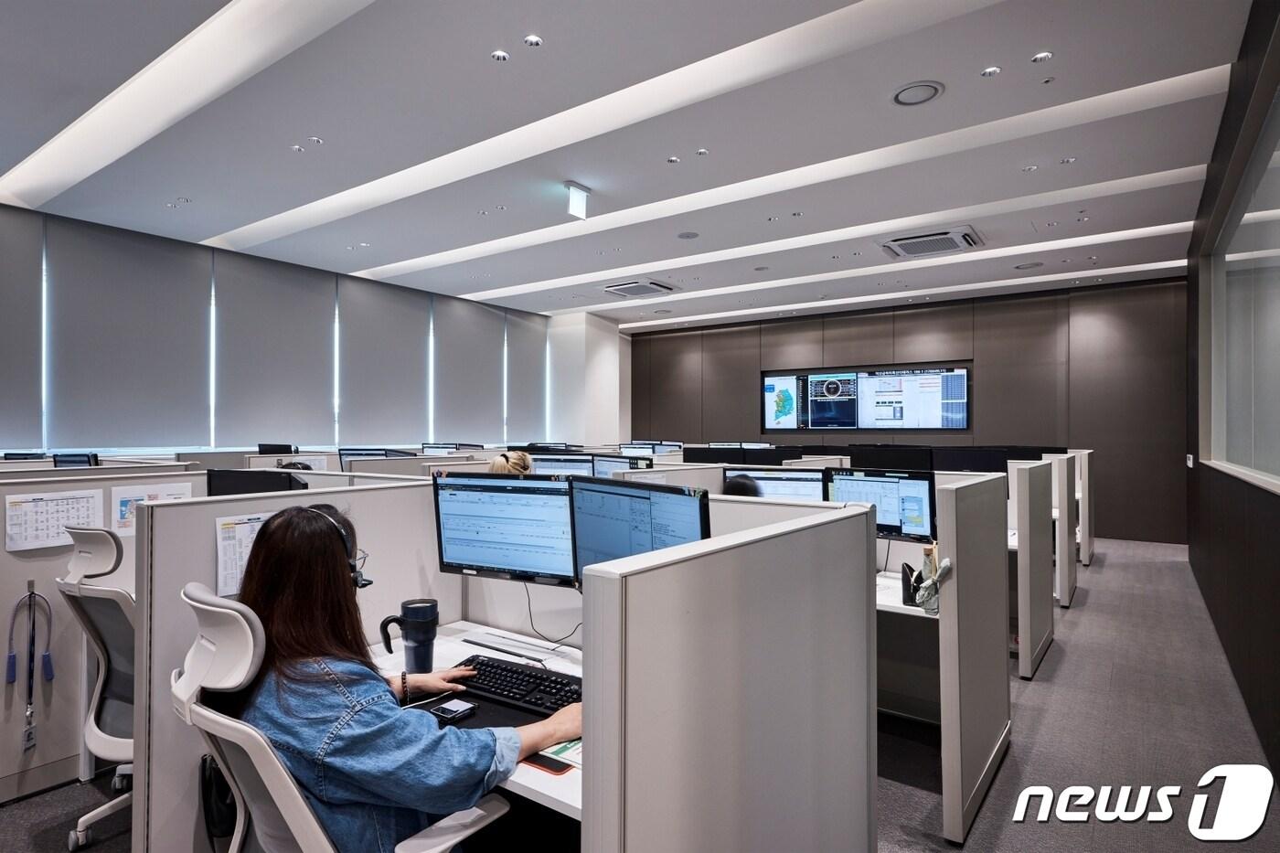  23일 현대엘리베이터는 지난해 6월 출시한 유지관리 서비스 '미리(MIRI)'가 불과 8개월만에 2만5000대를 돌파했다고 밝혔다. 사진은 현대엘리베이터 고객케어센터.(현대엘리베이터 제공)2024.2.23/뉴스1