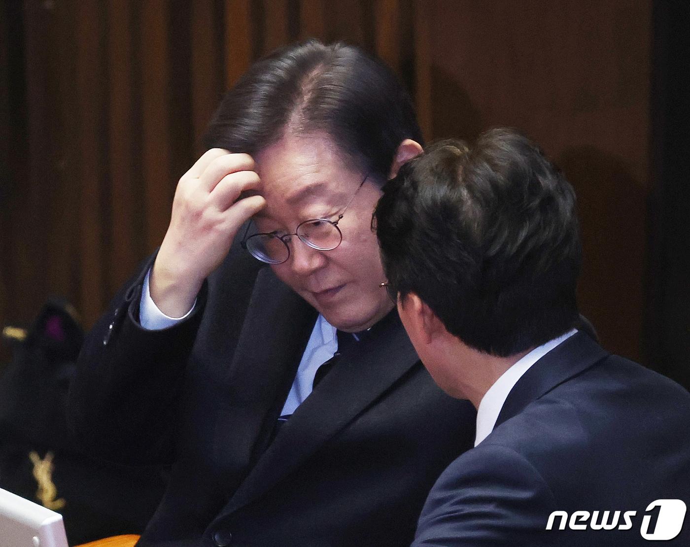본문 이미지 - 이재명 더불어민주당 대표가 23일 오후 서울 여의도 국회에서 열린 제413회국회(임시회) 제5차 본회의에서 김민석 의원과 대화를 하고 있다. 2024.2.23/뉴스1 ⓒ News1 송원영 기자