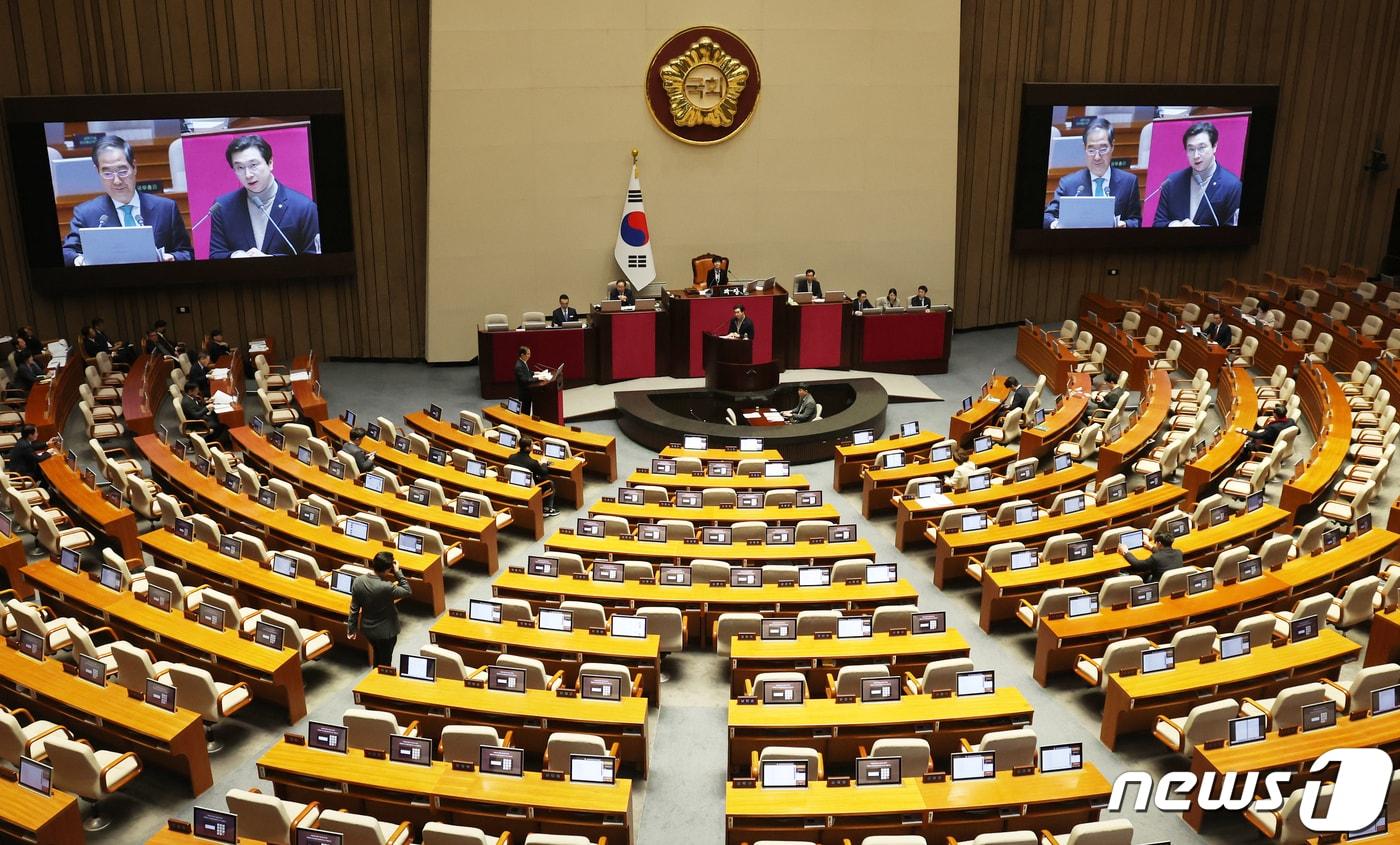 23일 오후 서울 여의도 국회에서 열린 제413회국회(임시회) 제5차 본회의 경제에 대한 대정부질문에 많은 의원들이 불참해 자리가 비어 있다. 2024.2.23/뉴스1 ⓒ News1 송원영 기자