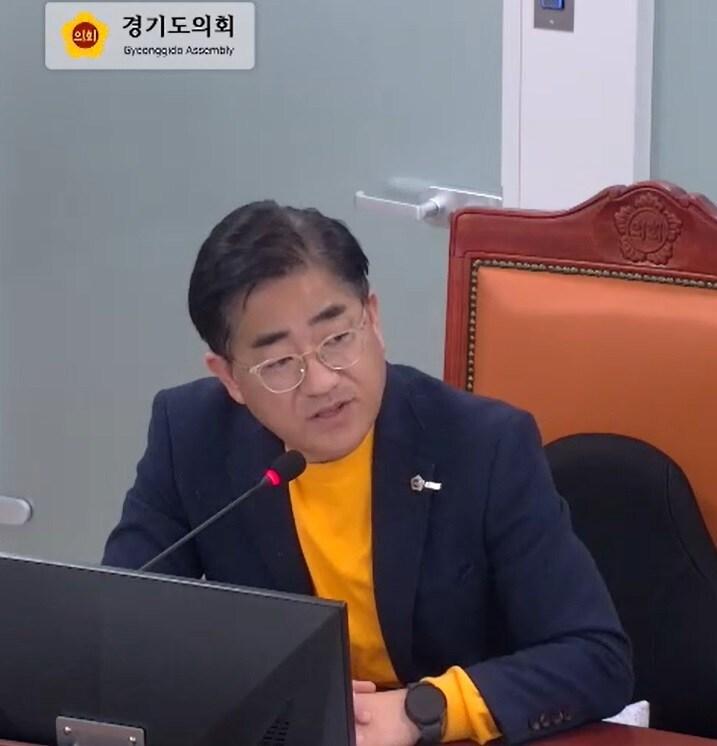 본문 이미지 - 경기도의회 이기형 의원(민주·김포4)이 23일 경기도 철도항만물류국 업무보고에서 ‘김포골드라인 환승할인 손실지원금’ 비율에 대한 문제를 제기했다.(경기도의회 생중계 캡처)/