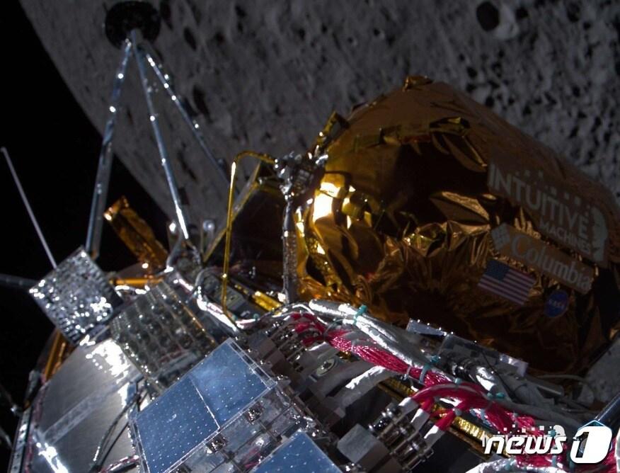 본문 이미지 - 미국 항공우주기업 인튜이티브 머신스가 제작한 무인 달착륙선 '오디세우스'(Odysseus)가 한국시간으로 지난 22일 달 궤도에 안착한 모습(인튜이티브 머신스 제공). 오디세우스는 23일 달 궤도에서 하강해 민간 최초로 달 표면에 착륙했다. 2024.2.23.