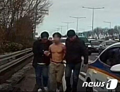 본문 이미지 - 절도 혐의를 받는 A 씨의 검거 당시 모습.(경기남부경찰청 제공)/뉴스1